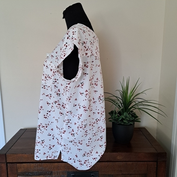 Dalia Women's Printed Floral Short Sleeve Blouse Shirt Size Medium - NWT - Picture 2 of 12